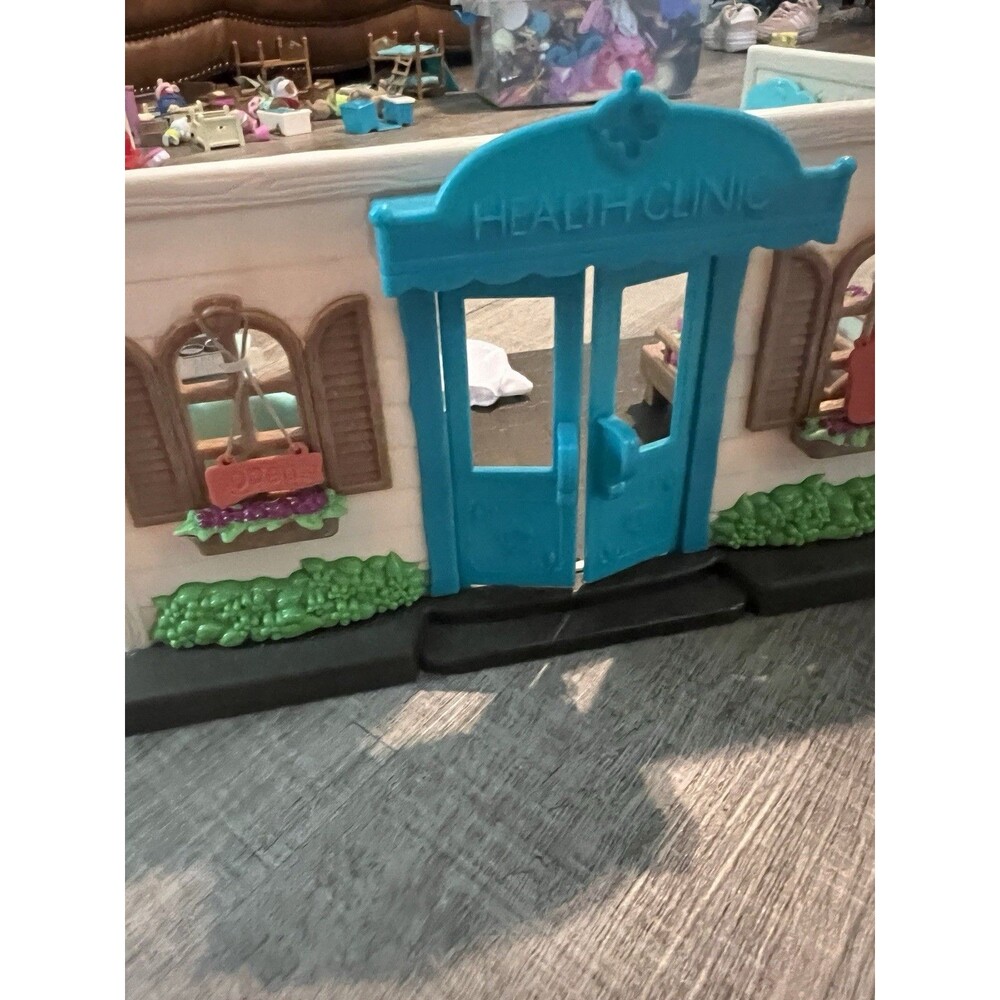 Li'l Woodzeez Calico Critters Sylvanian Family Walk-in Health Clinic Playset